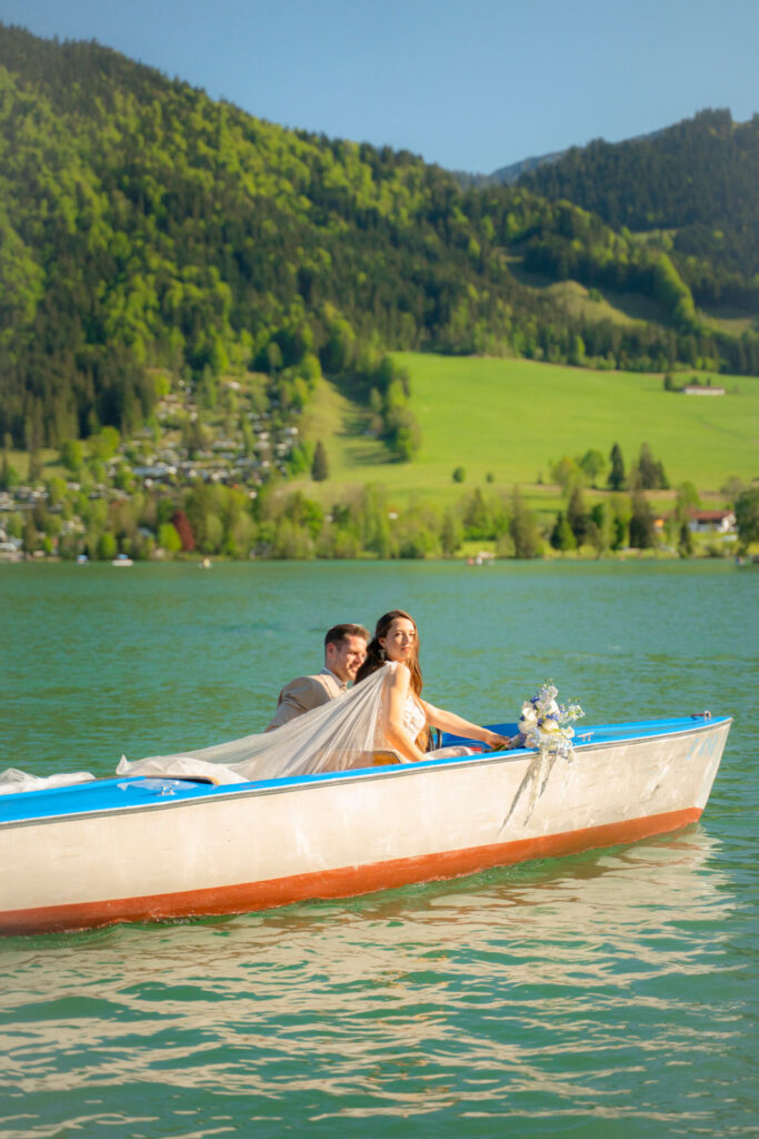 die freie Trauung beginnt mit einer Bootsfahrt zur Hochzeit wo der Trauredner wartet
