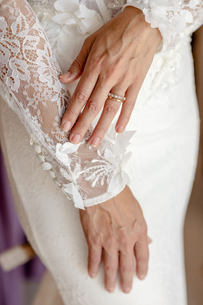 Nahaufnahme von Ärmel des Brautkleids auf einer elopement wedding