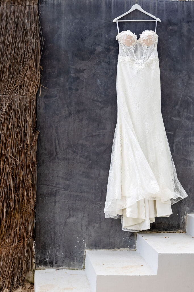 Brautkleid minimalistischer Hintergrund vor Hochzeit zu Zweit in Regensburg