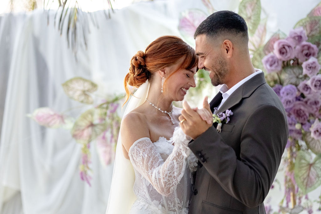 freie Trauung mit lachendem Brautpaar aus Ingolstadt bei ihrem elopement