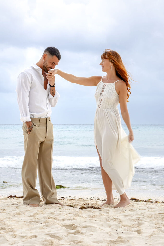Bräutigam küsst Hand von Braut nbei Hochzeit zu Zweit