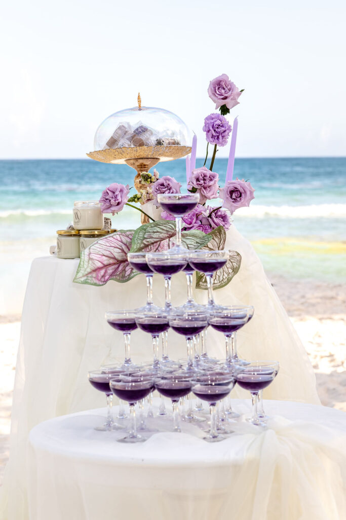 Cocktail Tower mit dekorativen Drinks auf elopement Hochzeit