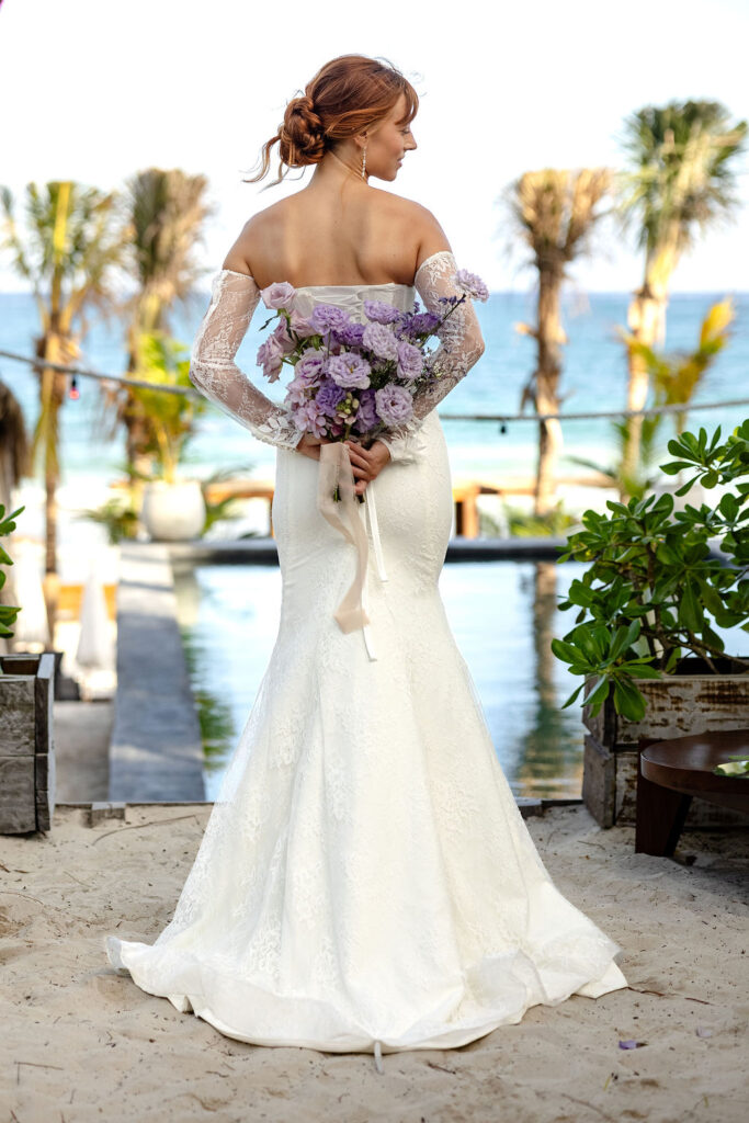 rothaarige Braut mit Brautstrauß auf ihrem Elopement freie Trauug mit Evylin