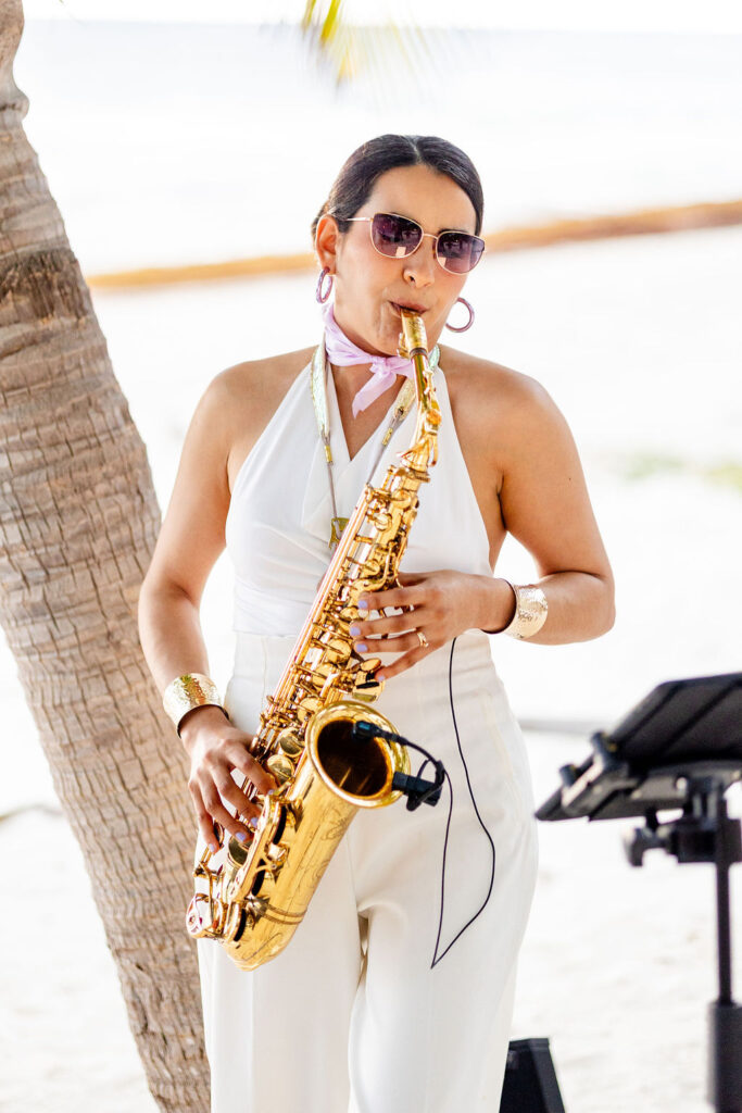 Saxophonist auf freier Trauung im Ausland