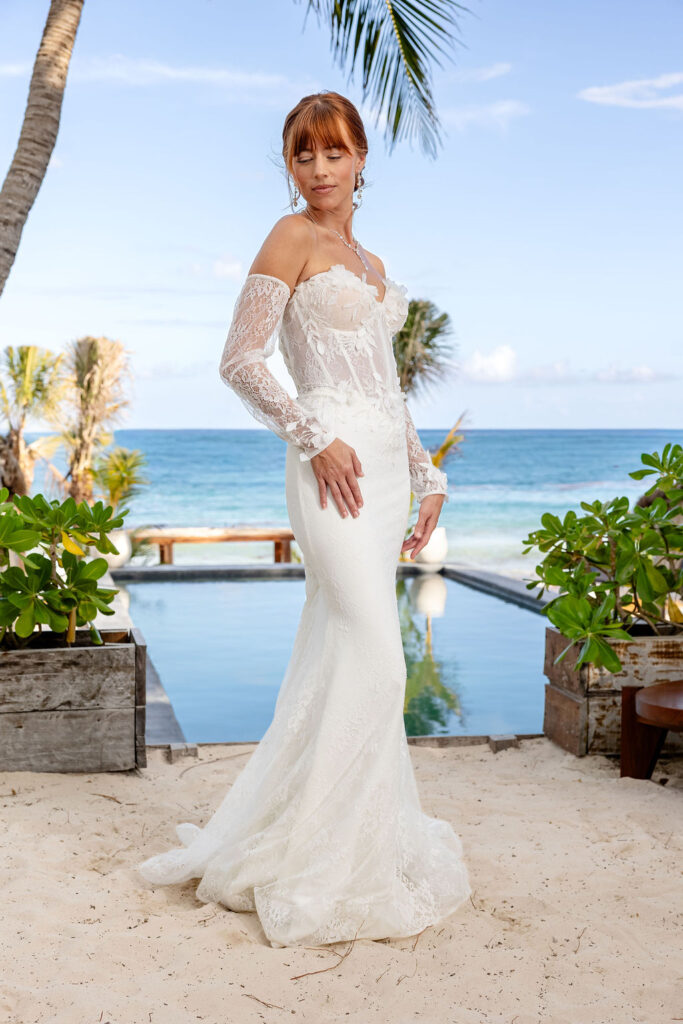 Strandhochzeit mit rothaariger Braut in Brautkleid vor freier Trauung