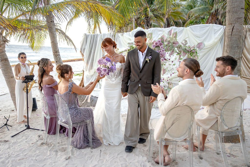 zweisprachige freie Trauung mit Brautpaar und wenig Hochzeitsgästen