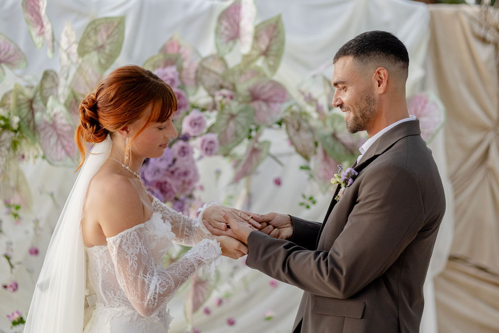 rothaarige Braut mit Bräutigam bei Hochzeit zu Zweit
