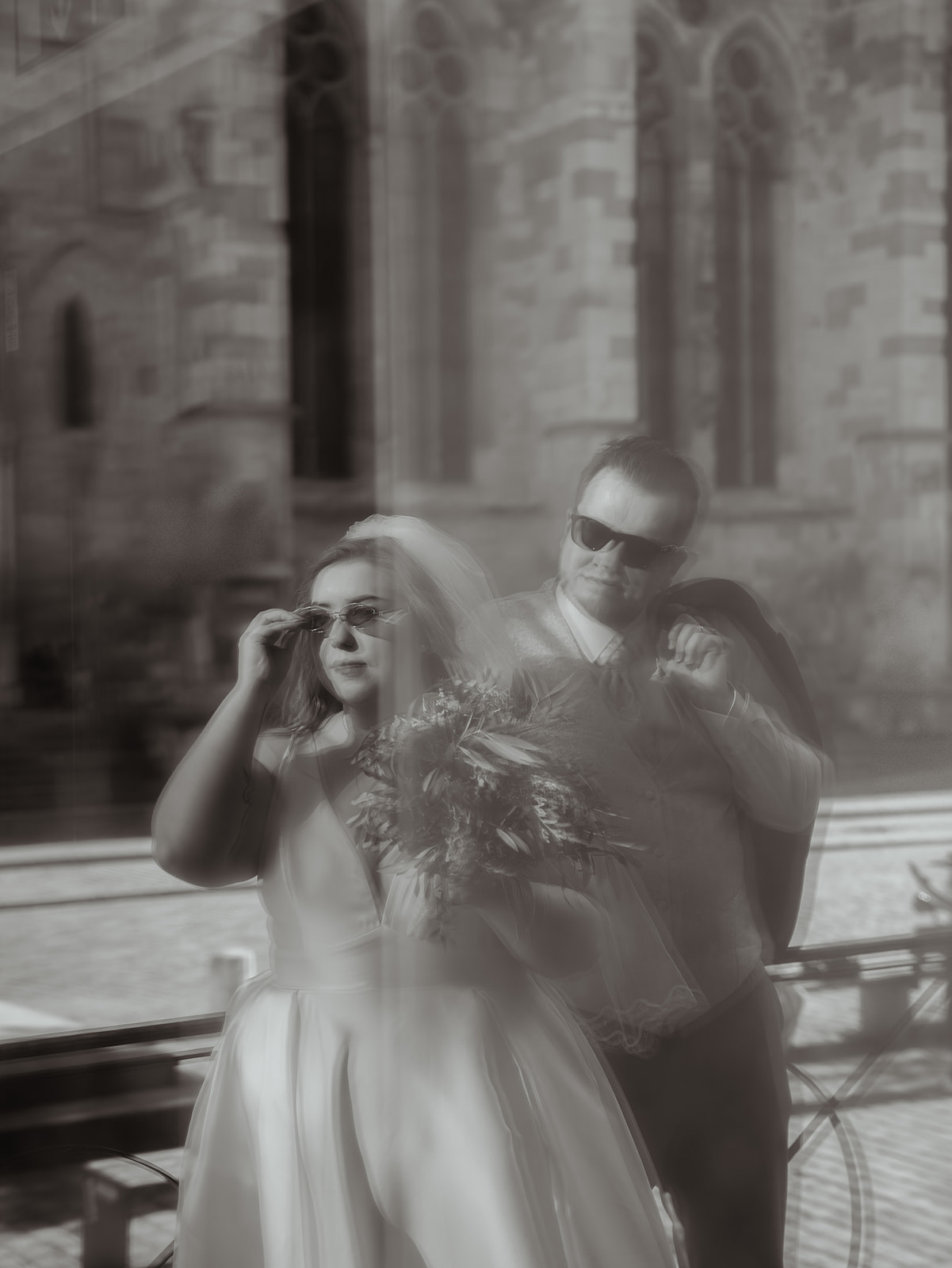 im blurry stil ist das Brautpaar mit Sonnenbrillen, fotografiert im high editorial style